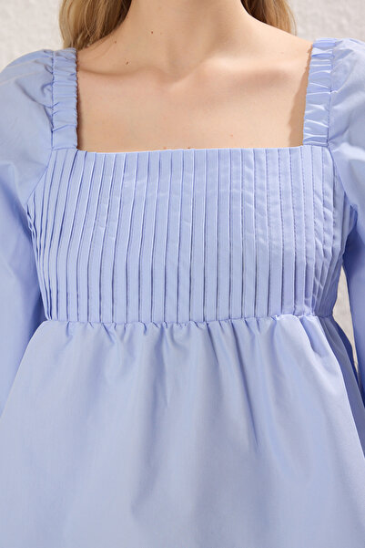 Trendyol Collection Світло-блакитна ткана блузка з квадратним вирізом і матовими рукавами TWOSS25BZ00251