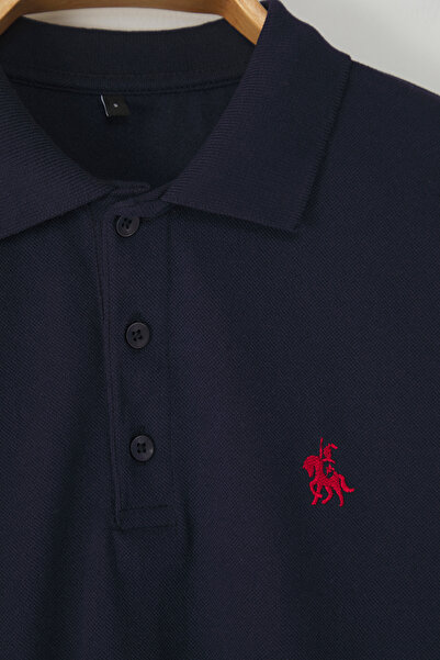 Trendyol Collection Námořnická modrá Tričko s polo výstřihem Regular/Normal Cut s detailem výšivky koně TMNSS25PO00017