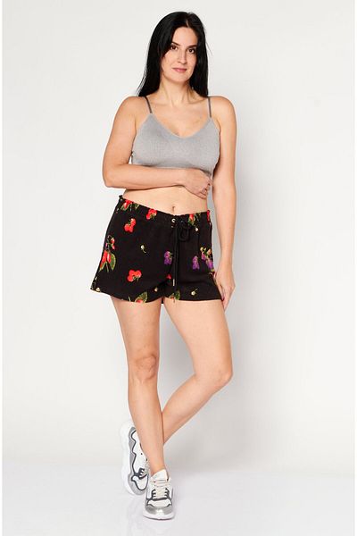 Juicy Couture شورت نسائي أساسي بقصّة عادية وطبعة زهور، أسود