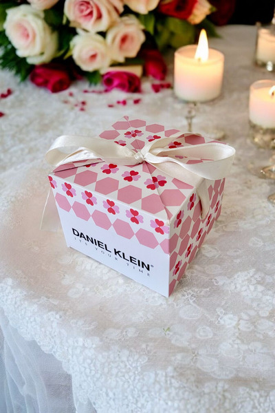 Daniel Klein Hediyelerinize Şıklık Ve Anlam Katmak Için Tasarlanmış Kurdele Detaylı Hediye Kutusu