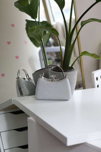 Moom Bag حقيبة يد نسائية فضية اللون من حجر فضي اللون بمقبض على شكل مثلث ومشبك...