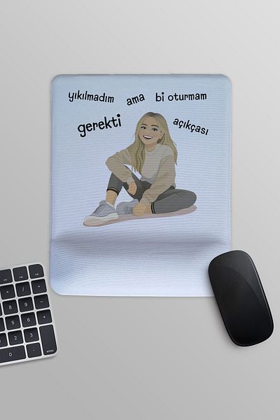qoeuyl boutique Не паднах, но трябваше да седна, за да бъда честно казано. Отпечатана забавна правоъгълна подложка за мишка с поставка за китки.
