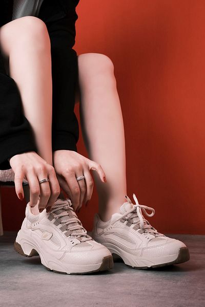 Lal Shoes & Bags حذاء رياضي نسائي برباط وكعب عالٍ - كريمي