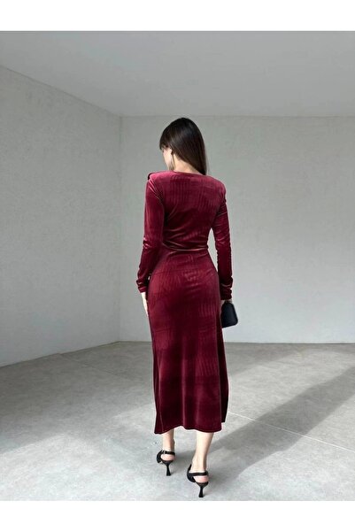Selence Yandan yırtmaçlı vatkalı drape detay kadife elbise bordo