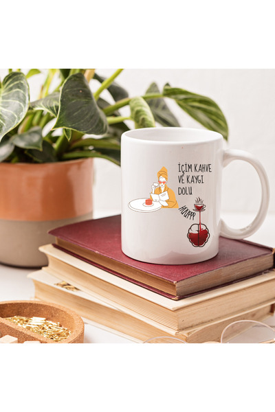 kubdekor أنا أشرب القهوة والقلق مليئة بالكتابة التوضيحية المطبوعة القدح