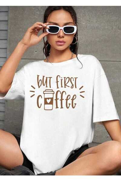KOZİA OUTDOORS αλλά πρώτα τον καφέ, στάμπα με καφέ, υπερμεγέθη μπλουζάκι με β...