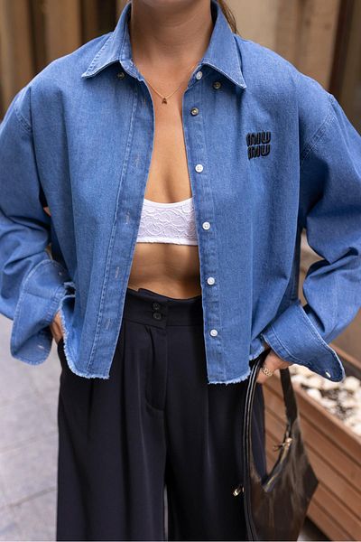Askı Nişantaşı Cămașă clasică din denim brodat de culoarea Jean