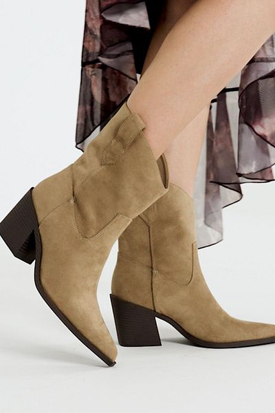 Bershka Asymmetric heeled cowboy ankle boots