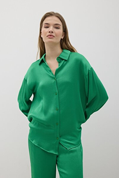 LEVURE قميص نسائي من الساتان كبير الحجم بأزرار أمامية باللون الأخضر