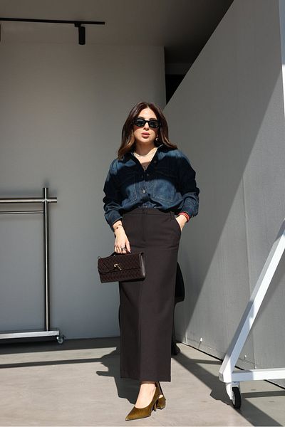 Özge Özgenç Fusta creion cu fantă la spate
