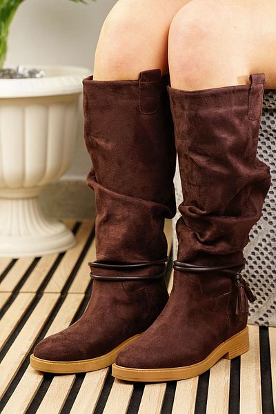 İmerShoes Cizme de damă din piele intoarsa maro sub genunchi - burduf, toc mic, captusita cu blana, detaliu cu ciucuri 1045