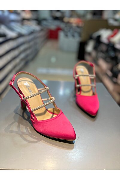 Hacıoğlu Ayakkabı حذاء سهرة أنيق بكعب من الساتان من Punto