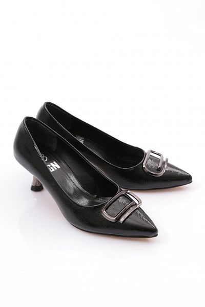 DGN K510 Pantofi cu toc pentru femei cu vârf ascuțit, cu accesorii, piele lacuită șifonată neagră