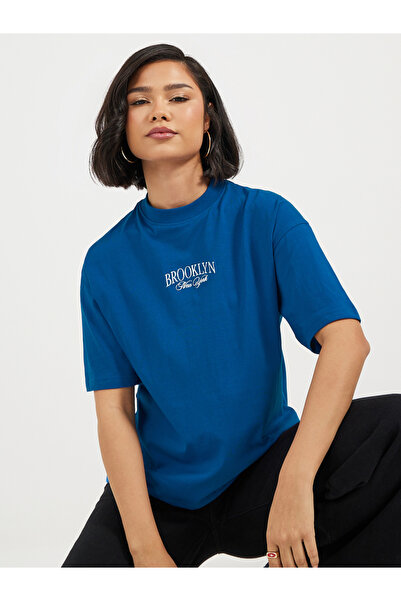 Styli تي شيرت كبير الحجم برقبة عالية وتفاصيل تطريز