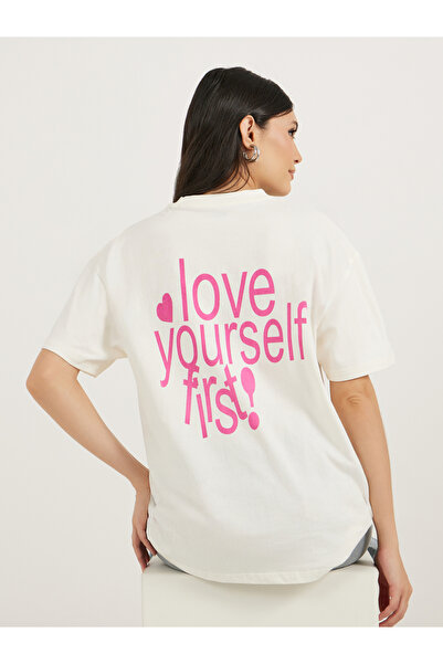 Styli تي شيرت كبير الحجم بطباعة شعار وأكتاف منسدلة