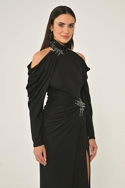 ALFABETA KADIN SİYAH ABİYE OMUZLARI AÇIK BOYUN VE BELDEN AKSESUARLI KREP UZUN ELBİSE
