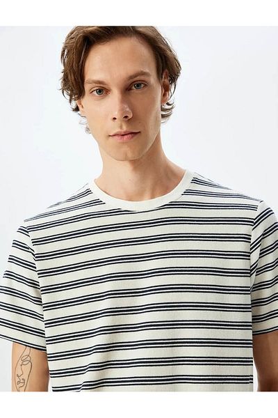 Koton Marineblaues Herren-T-Shirt mit Rundhalsausschnitt und kurzen Ärmeln aus Baumwollmischung 5sam10115hk