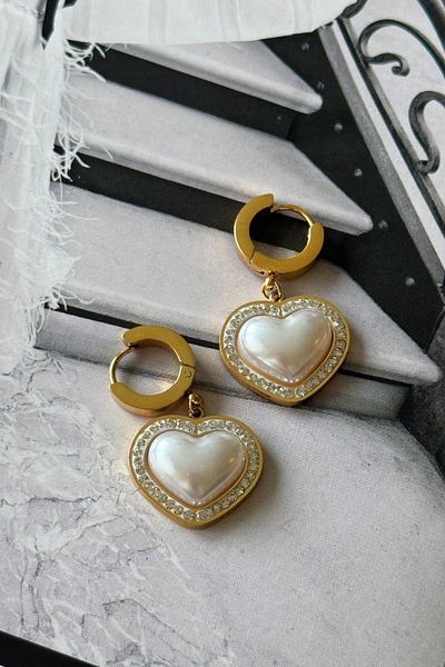 Trendy Butik أقراط على شكل قلب من اللؤلؤ الفولاذي