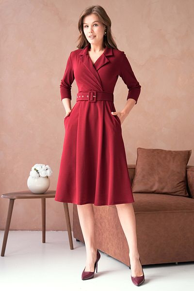 4S1B FASHION Burgunderrotes Midi-Abendkleid – zweireihiger Jackenkragen, ausgestellte 3/4-Ärmel, Gürtel-Detail 020