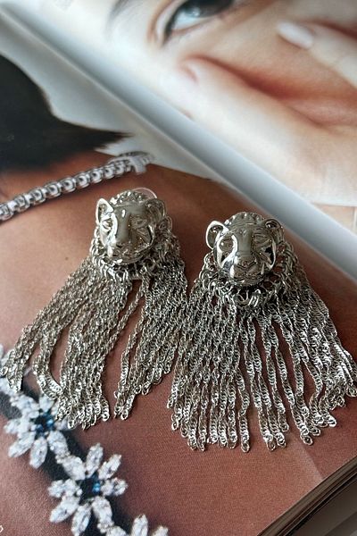Trendy Butik أقراط فضية اللون على شكل أسد
