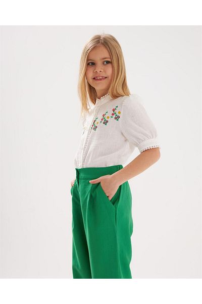 Hilal Akıncı Kids Cămașă albă cu nasturi cu perle, cu broderie pentru fete, cu buzunare ornamentale, pantaloni cu nasturi, acoperiți cu pânză, 2 piese, bijuterii