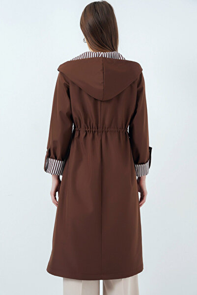 CoolLook Beli Büzgülü Fermuarlı İki Cepli Kol ve Önü Çizgi Bloklu Kapüşonlu Rahat Diz Altı Trençkot