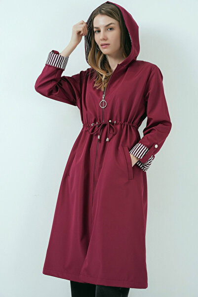 MissKybele Kapüşonlu Fermuar Kapamalı Beli Büzgülü Çizgili Blok Detaylı Cepli Diz Altı Midi Boy Trençkot