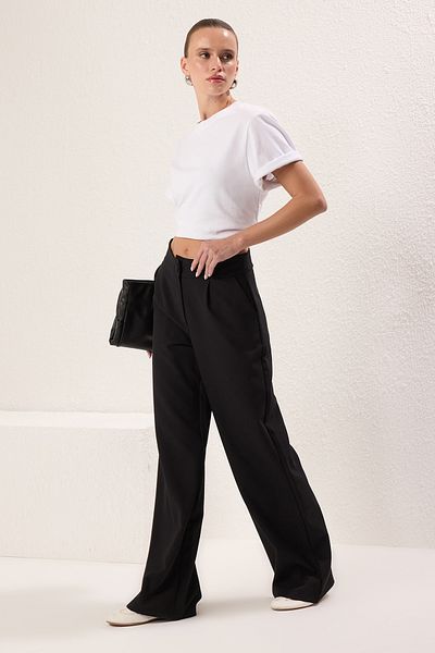 Trendyol Collection Schwarze Stoffhose mit weitem Bein und Falten – TWOSS21PL0189