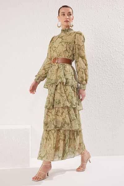 Trendyol Modest Grünes, mit Stehkragen verziertes, mit Gürtel gefüttertes, gewebtes Chiffonkleid TCTSS25EB00062