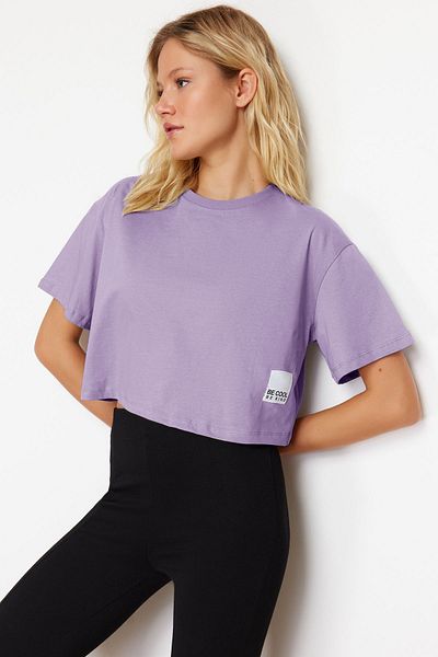 Trendyol Collection Lilafarbenes, entspanntes/bequemes, gestricktes T-Shirt aus 100 % Baumwolle mit gewebtem Etikettendetail TWOSS24TS00219