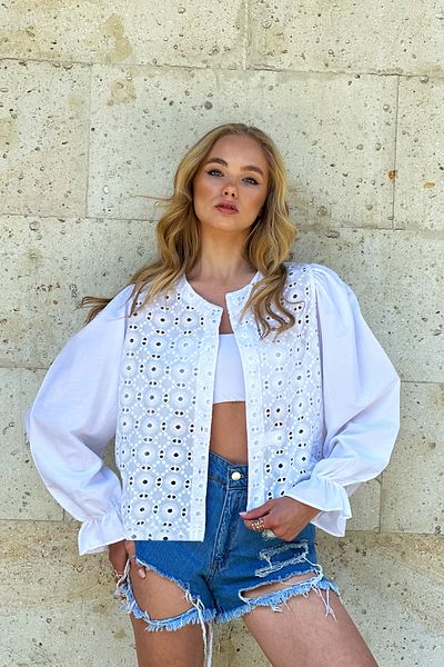 Trend Alaçatı Stili Weißes Damen-Shirt mit Prinzessinnen-Ärmeln und Volant aus Guipure-Webstoff ALC-X11430