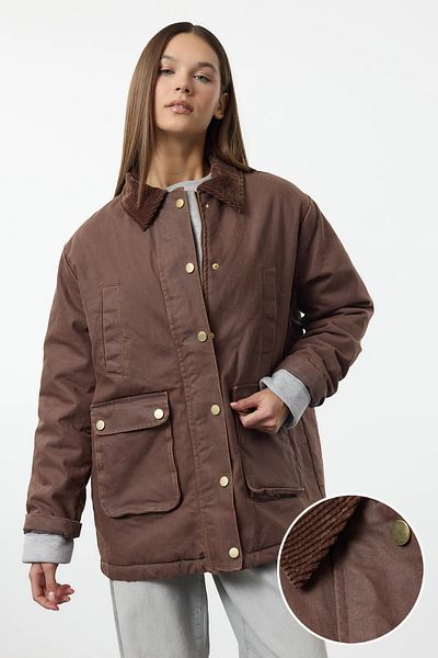 Trendyol Collection Samt kariert gefüttert - Brauner Jackenmantel mit normaler Passform und Gabardine-Kragen TWOAW25MO00312
