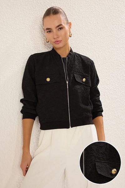 Trendyol Collection Schwarze Jacquard-Bomberjacke – normale Passform mit Taschendetail TWOSS25MO00019