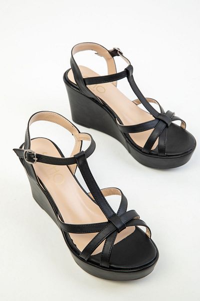 SOHO Schwarze Damenschuhe mit Keilabsatz 17841