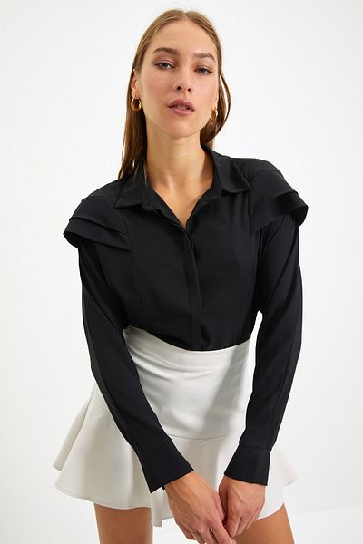 Trendyol Collection Czarna tkana koszula z falbanką na ramionach TWOAW22GO0375