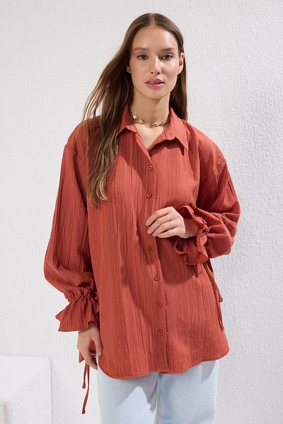 Trendyol Collection Strukturiertes Webhemd mit Spitzendetails und Fliesenärmeln TWOSS24GO00087
