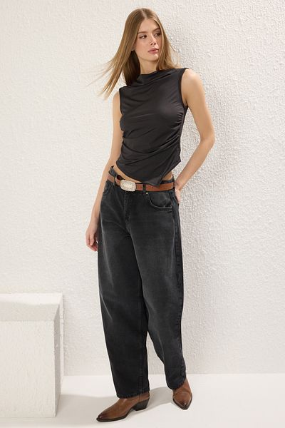 Trendyol Collection Μαύρη ελαστική πλεκτή μπλούζα με ασύμμετρη λεπτομέρεια στο στρίφωμα TWOSS25BZ00080