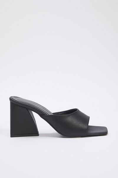 TRENDYOL SHOES Schwarze Damen-Hausschuhe mit Blockabsatz und quadratischer Zehenpartie TAKSS25TO00009