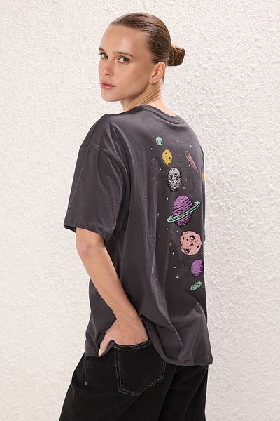 Trendyol Collection Pletené tričko Galaxy Print Antracit – Boyfriend Fit, Crew Neck Twoss23Ts00257