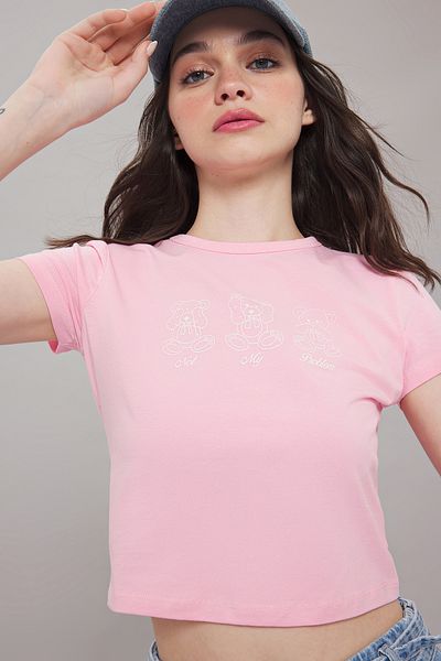 Trendyol Collection Μπλουζάκι με ροζ εμπριμέ TWOSS25TS00082