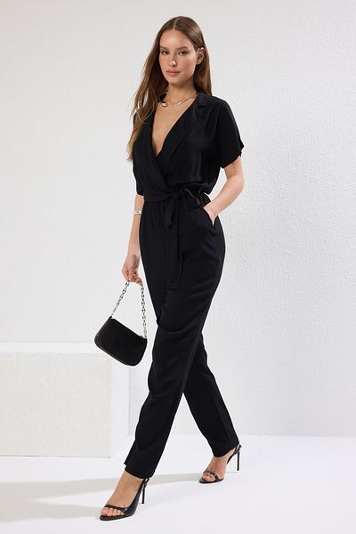 Trendyol Collection Schwarzer, gewebter, langer, drapierter Jumpsuit mit Gürtel TWOSS19LJ0158
