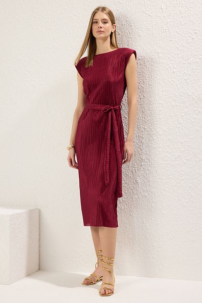 Trendyol Collection Pflaumenfarbenes, gerades, gepolstertes, plissiertes Strickkleid mit Gürtel TWOSS24EL00131