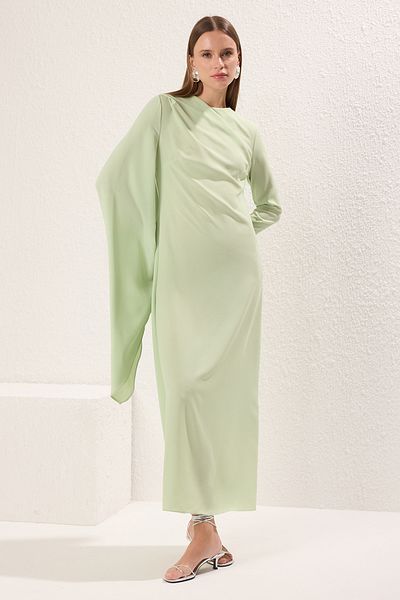 Trendyol Modest Hellgrünes, detailliertes Abendkleid mit Schal TCTSS24DB00036