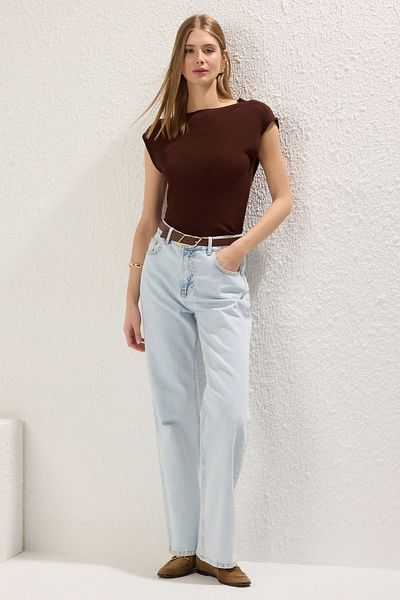 Trendyol Collection Braune, dünne Strickbluse mit Stehkragen TWOSS25BZ00467