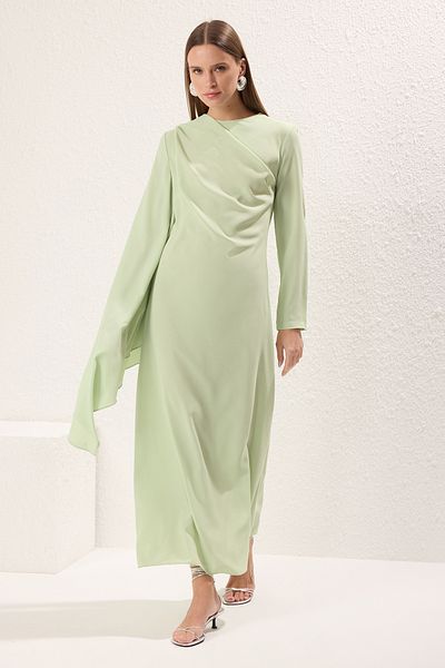 Trendyol Modest Hellgrünes, detailliertes Abendkleid mit Schal TCTSS24DB00036