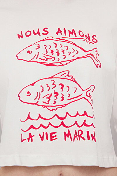 Trendyol Collection Εκρού 100% βαμβάκι Relaxed/Comfortable Fit Crop εμπριμέ πλεκτό μπλουζάκι TWOSS25TS00080