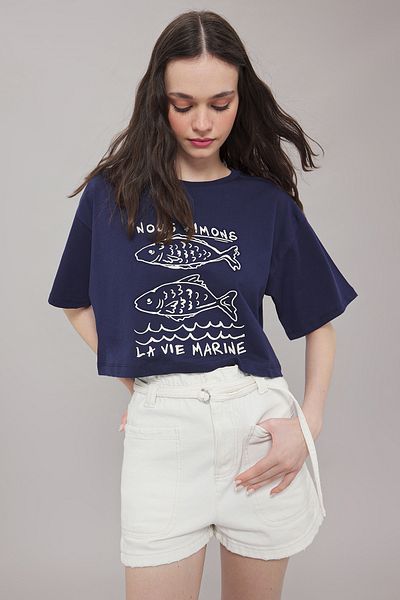 Trendyol Collection Πλεκτό μπλουζάκι Comfortable Fit Navy Blue - 100% βαμβάκι, εμπριμέ TWOSS25TS00080
