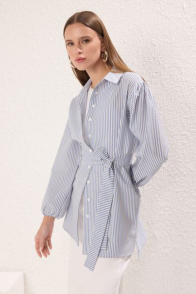 Trendyol Modest Blau gestreiftes, gewebtes Hemd mit Ballonärmeln und langem Rücken, Gürtel TCTSS22GO0116