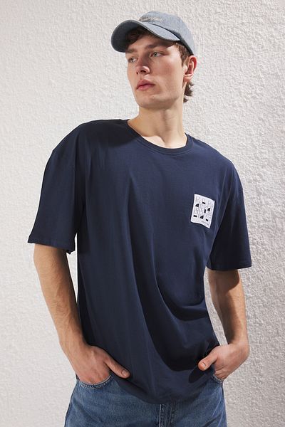 Trendyol Collection Nadrozměrné bavlněné tričko s nadýchaným vzorem v námořnické modré - TMNSS25TS00082