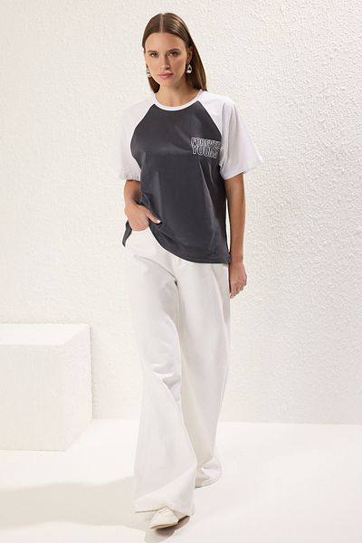 Trendyol Collection Anthrazitfarbenes, bequem geschnittenes Baumwoll-T-Shirt mit Farbblock-Slogan – TWOSS24TS00134